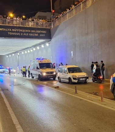 Antalya'da alt geçitte kahreden kaza