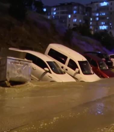 Yol çöktü, araçlar hasar gördü