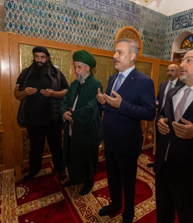 Bakan Fidan'dan Suriye'de türbe ve şehitlik ziyareti