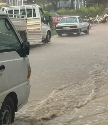 Antalya’da şiddetli yağış pazarı vurdu