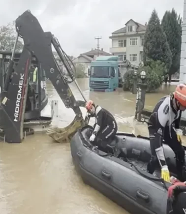 Sakarya’daki sel felaketinde ekiplerin fedakarlığına dikkat çekti!