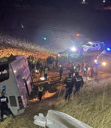 Yolcu otobüsü tarlaya daldı! 24 kişi yaralandı