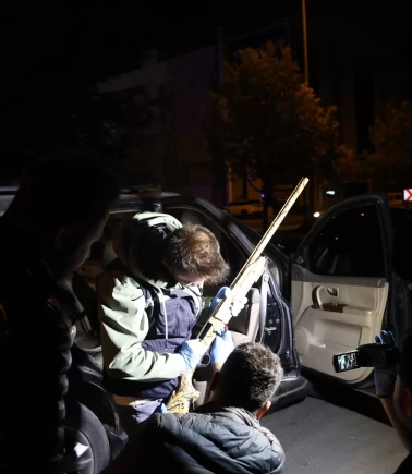 Polisin durdurduğu plakasız araçta yakalandılar!