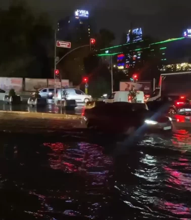 İstanbul'da aniden bastıran sağanak hayatı felç etti