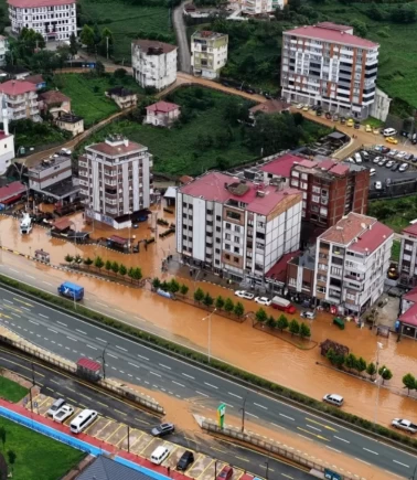 Rize'de sağanak kabusu: Cadde ve yollar göle döndü