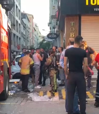 Bakırköy’de 6 katlı otelde yangın: 12 kişi yaralandı