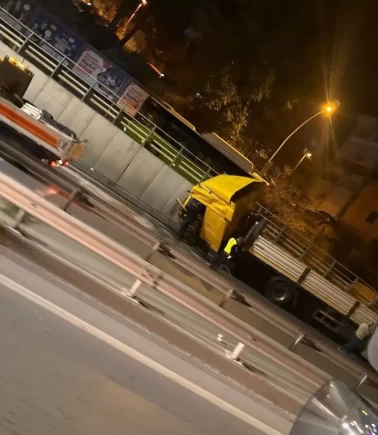 Kocaeli’de duvara çarpan TIR’ın sürücüsü yaralandı