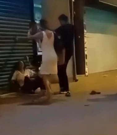 Sokak ortasında kadına şiddet kamerada!