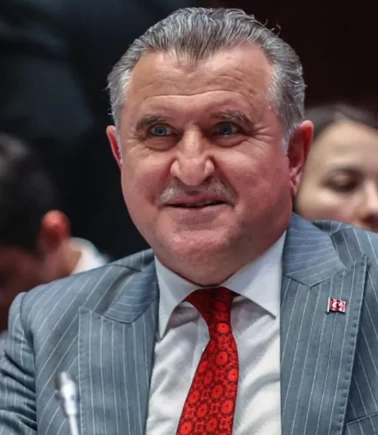 Bakan Bak'tan şampiyon Orhan Okulu'ya tebrik mesajı