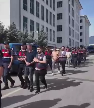 Adliyeye sevk edilen şüphelilere ailelerinden sert tepki!