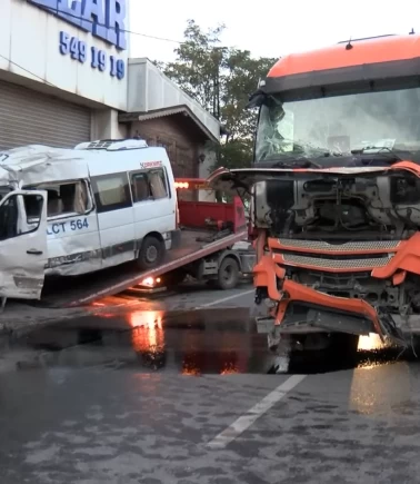 İstanbul’da savrulan minibüs dükkanın duvarında durabildi