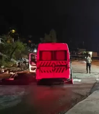 Tekstil işçilerini taşıyan servis minibüsü direğe çarptı