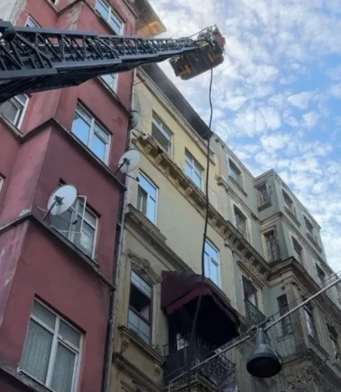 6 katlı restoranda çıkan yangın panik yarattı, çevredeki oteller tahliye edildi!