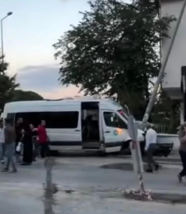 Freni patlayan minibüs ortalığı birbirine kattı!