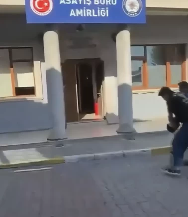 Eyüpsultan’da polise çarpan sürücüye kelepçe