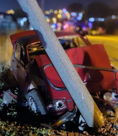 Çanakkale'de kontrolden çıkan araç aileye çarptı