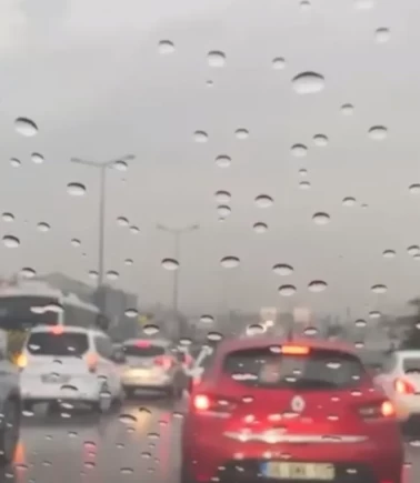 Şiddetli sağanak hayatı felç etti, yollar göl oldu trafik durdu!