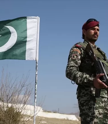 Pakistan'da peş peşe çatışmalar!