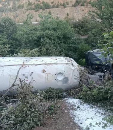 Bolu’da devrilen TIR’ın sürücüsü öldü, eşi yaralandı