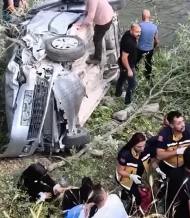 Tunceli'de kontrolden çıkan araç çaya devrildi