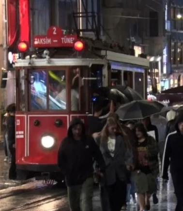İstanbul'da yollar göle döndü, bodrumları su bastı