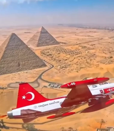 Tarih yerde, Türk Yıldızları göklerde! Piramitler üzerinde nefes kesen gösteri