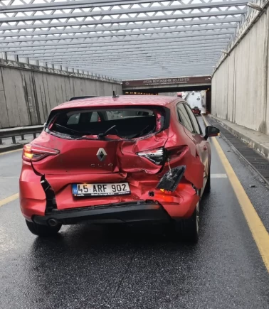 Aydın'da aniden bastıran sağanak trafiği kilitledi
