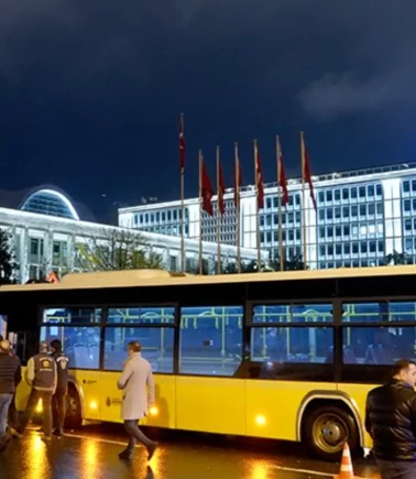 Başakşehir'de İETT otobüsü otomobille çarpıştı
