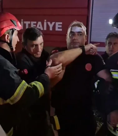 İtfaiye erinin üzerine yanan çatı düştü!