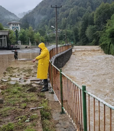 Zonguldak'ta yollar göle döndü, atölyeleri su bastı