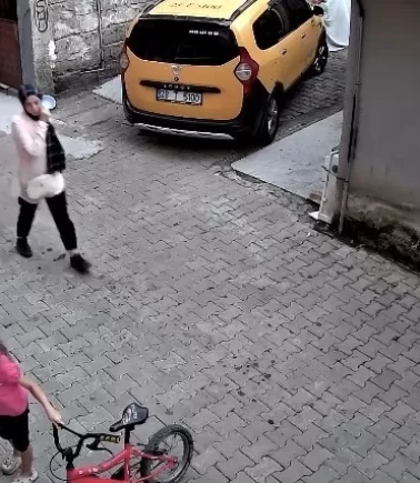 Küçük kızın bayrak hassasiyeti: Öperek yerden aldı