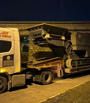 Taş kırma makinesi yüklü tır köprüye sıkıştı