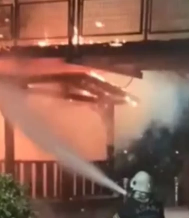 Adana'da asma yaya köprüsünde korkutan yangın