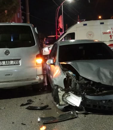 Burdur’da öğrenci servisi otomobille çarpıştı