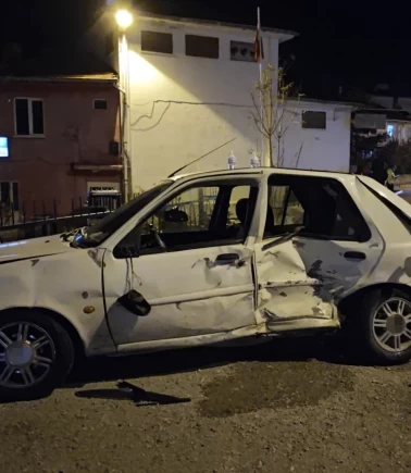 Isparta'da kavşakta otomobiller çarpıştı