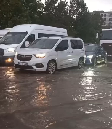 Diyarbakır'ı sağanak vurdu: Yollar göle döndü