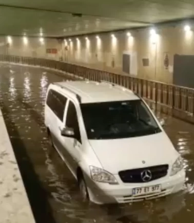 Pendik'te alt geçit göle döndü, minibüs mahsur kaldı