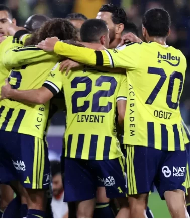 Fenerbahçe derbide zirve hesabı yapıyor