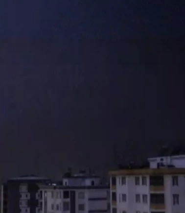 Yıldırımın düşüşü kameraya böyle yansıdı