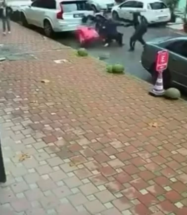 Yardıma geldi, motosikletle sürüklendi