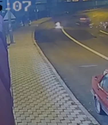 Karşı şeride geçen otomobil üniversiteliyi ezdi