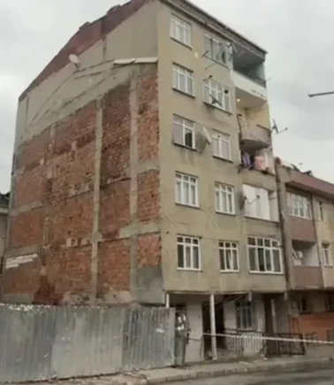 Çatlaklar oluşan ve sesler gelen 7 katlı bina tahliye edildi
