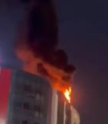 Gaziosmanpaşa'da iş hanının çatısı alevlere teslim
