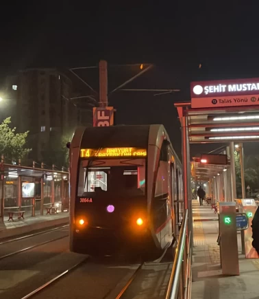 Kayseri'de tramvayın çarptığı adam ağır yaralandı