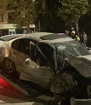 Çorum'da 2 otomobil çarpıştı