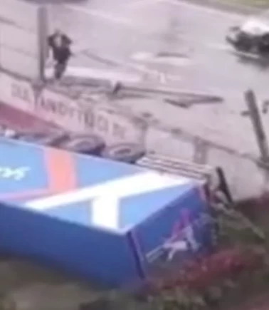 Sultangazi’de feci kaza! Tır iki araca çarparak aşağı uçtu