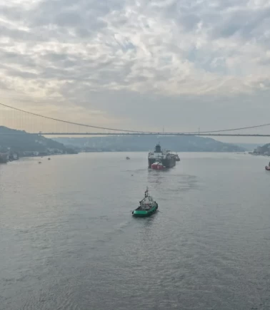 Dron saldırısına uğrayan dev gemi İstanbul Boğazı'nda görüntülendi!