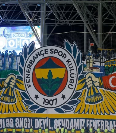 Azerbaycan'da tribünlerden pankartlı mesaj