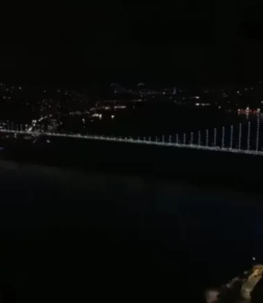 İstanbul Boğazı'ndaki köprüler turkuaz renge büründü!