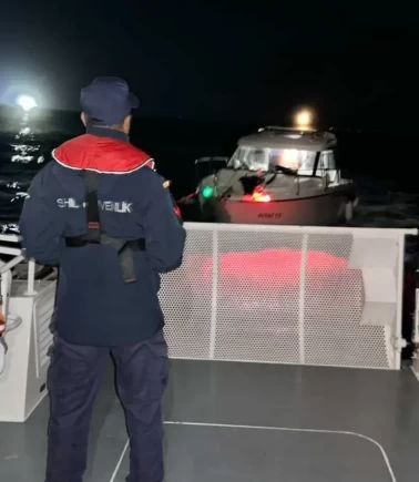 Didim açıklarında motoru arızalanan teknedeki 3 kişi kurtarıldı